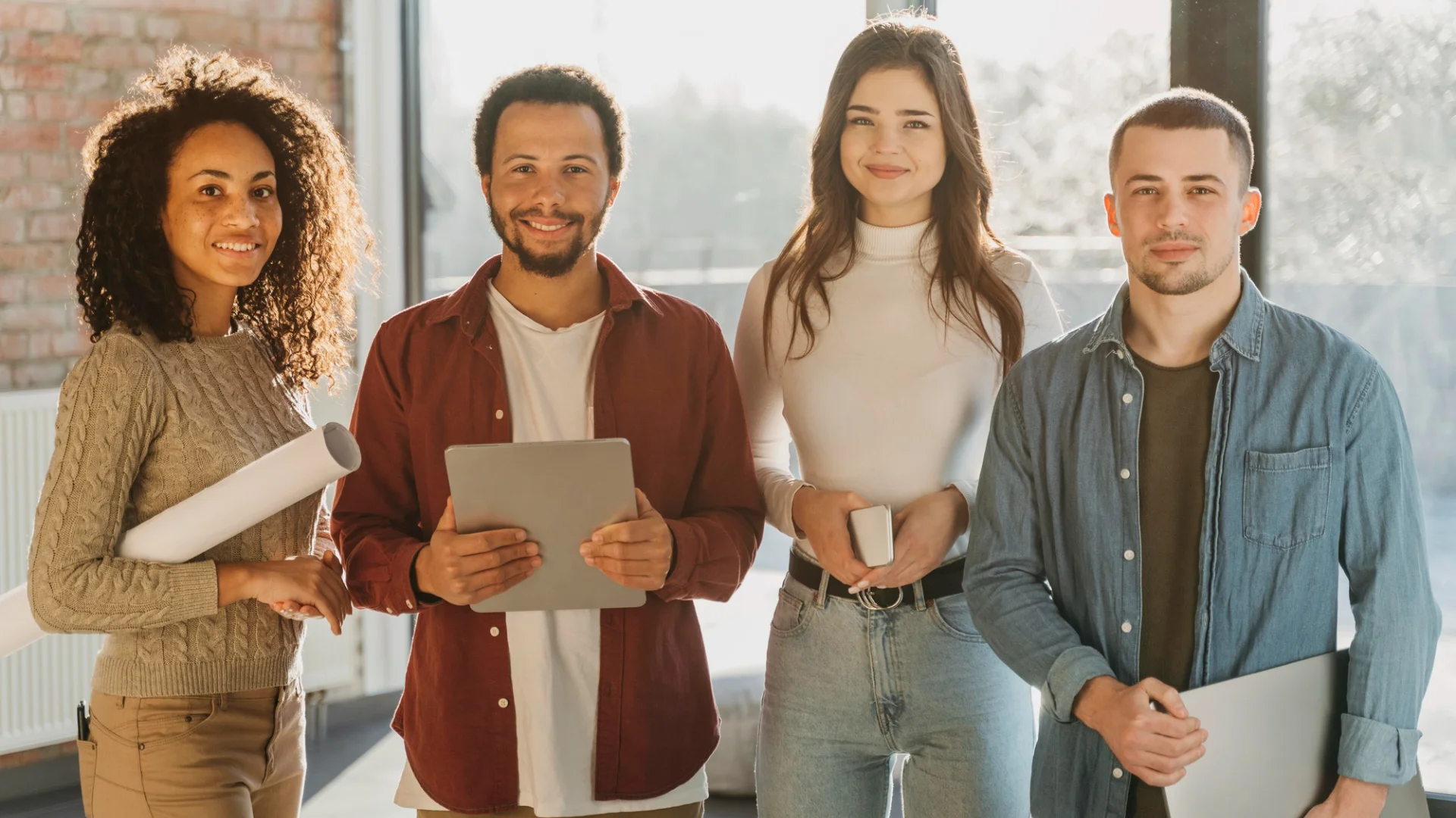 Equipe reunida em um escritório
