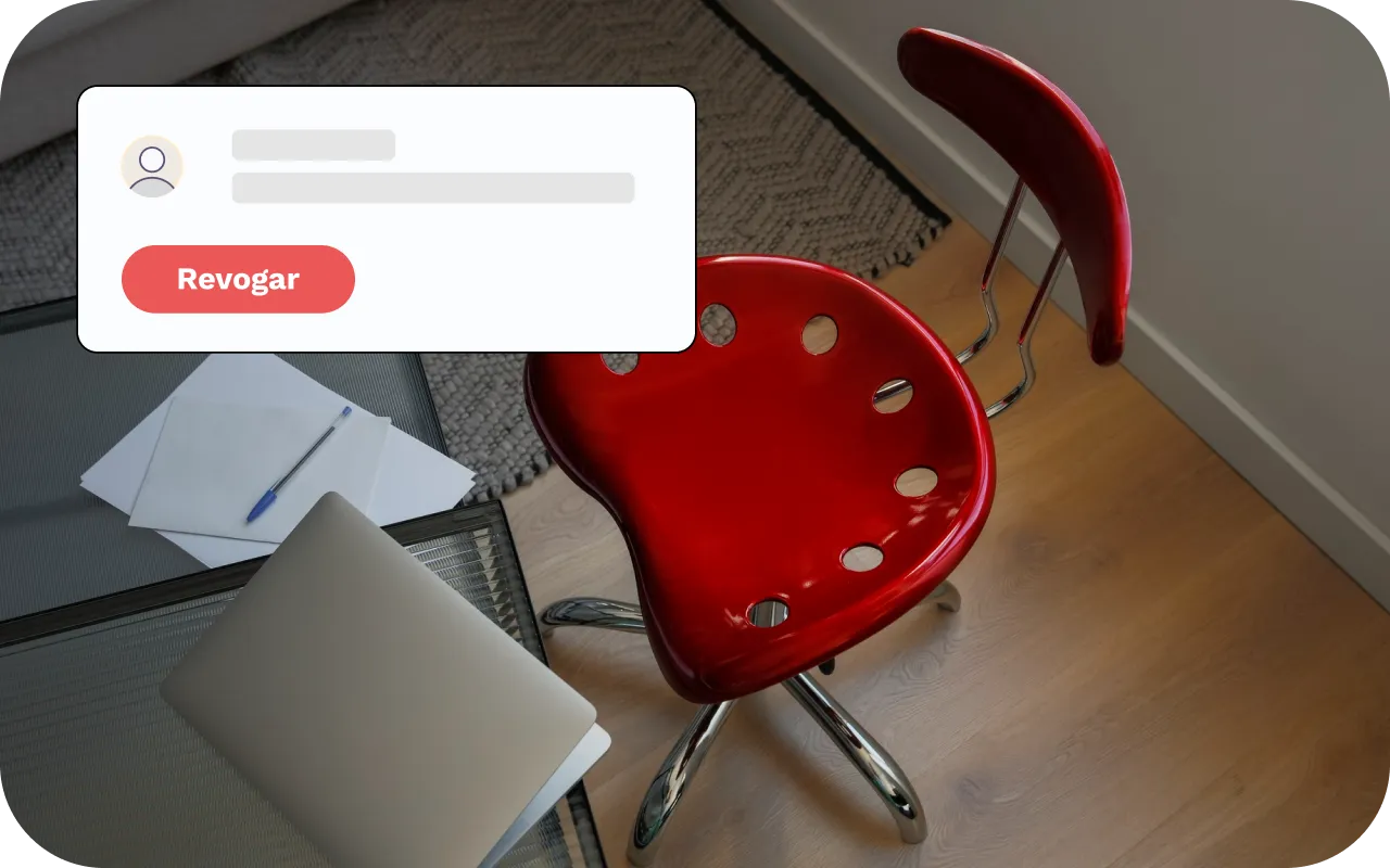 Fotografia de uma cadeira vermelha vazia, e um trecho da tela de revogação de acessos