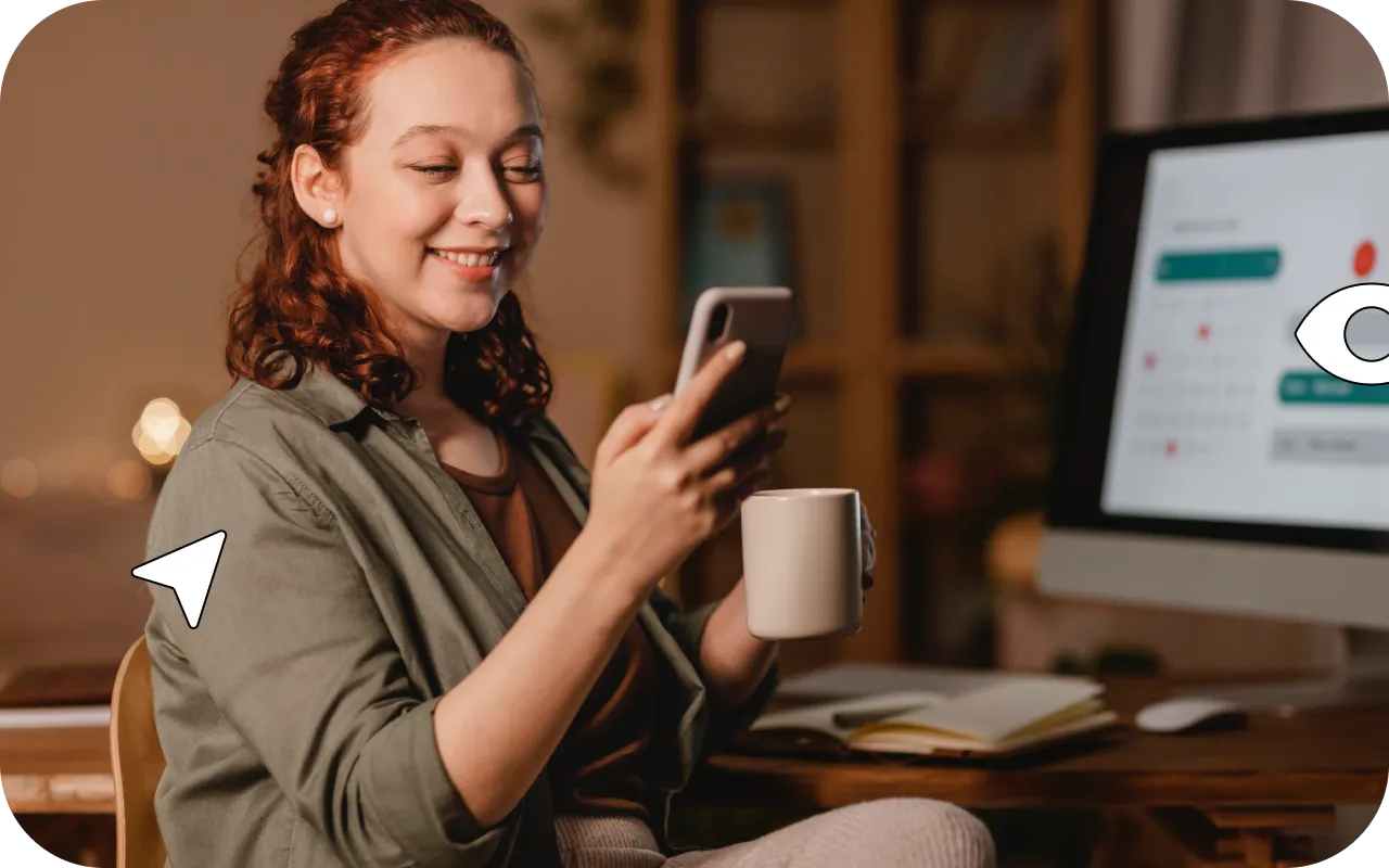 Fotografia de uma mulher ruiva olhando para a tela do smartphone