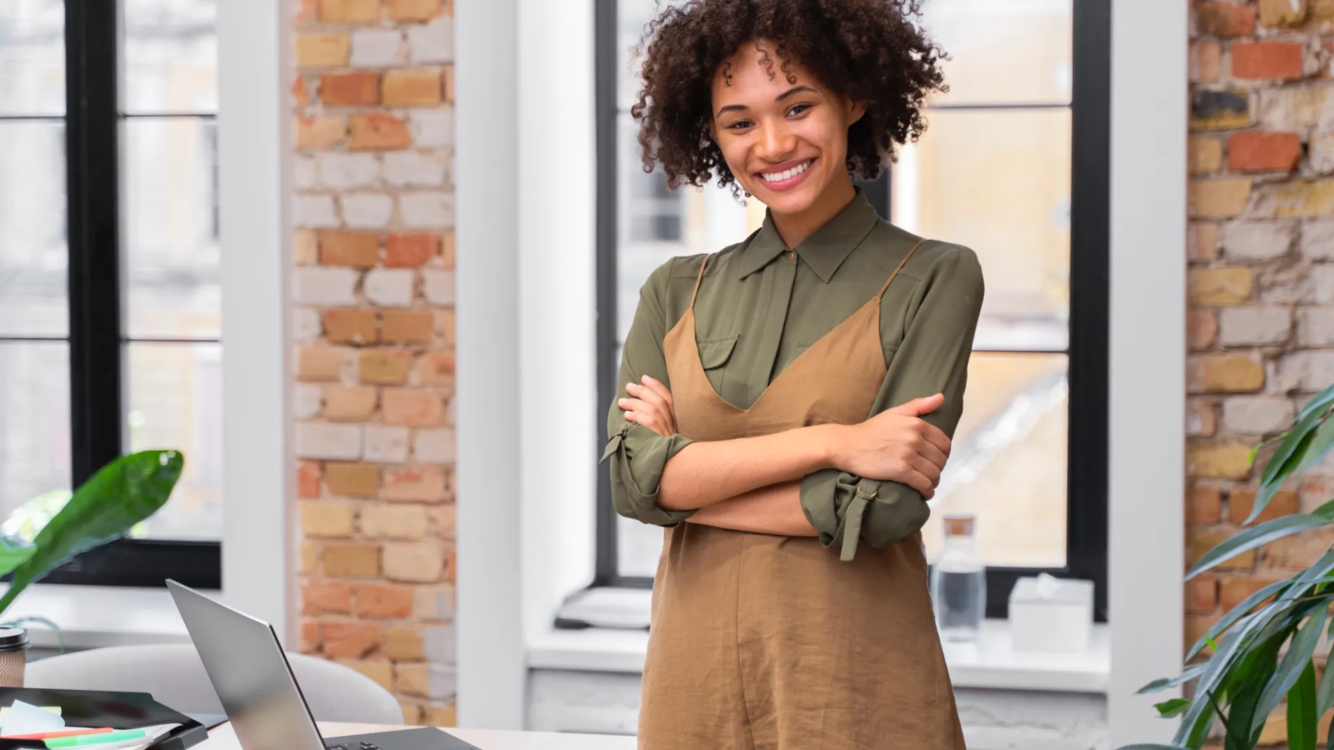 Moça em pé com os braços cruzados