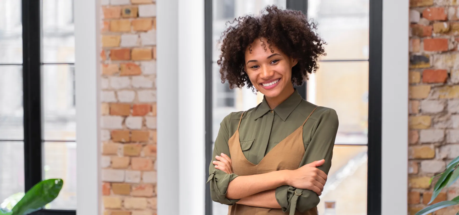 Moça em pé com os braços cruzados