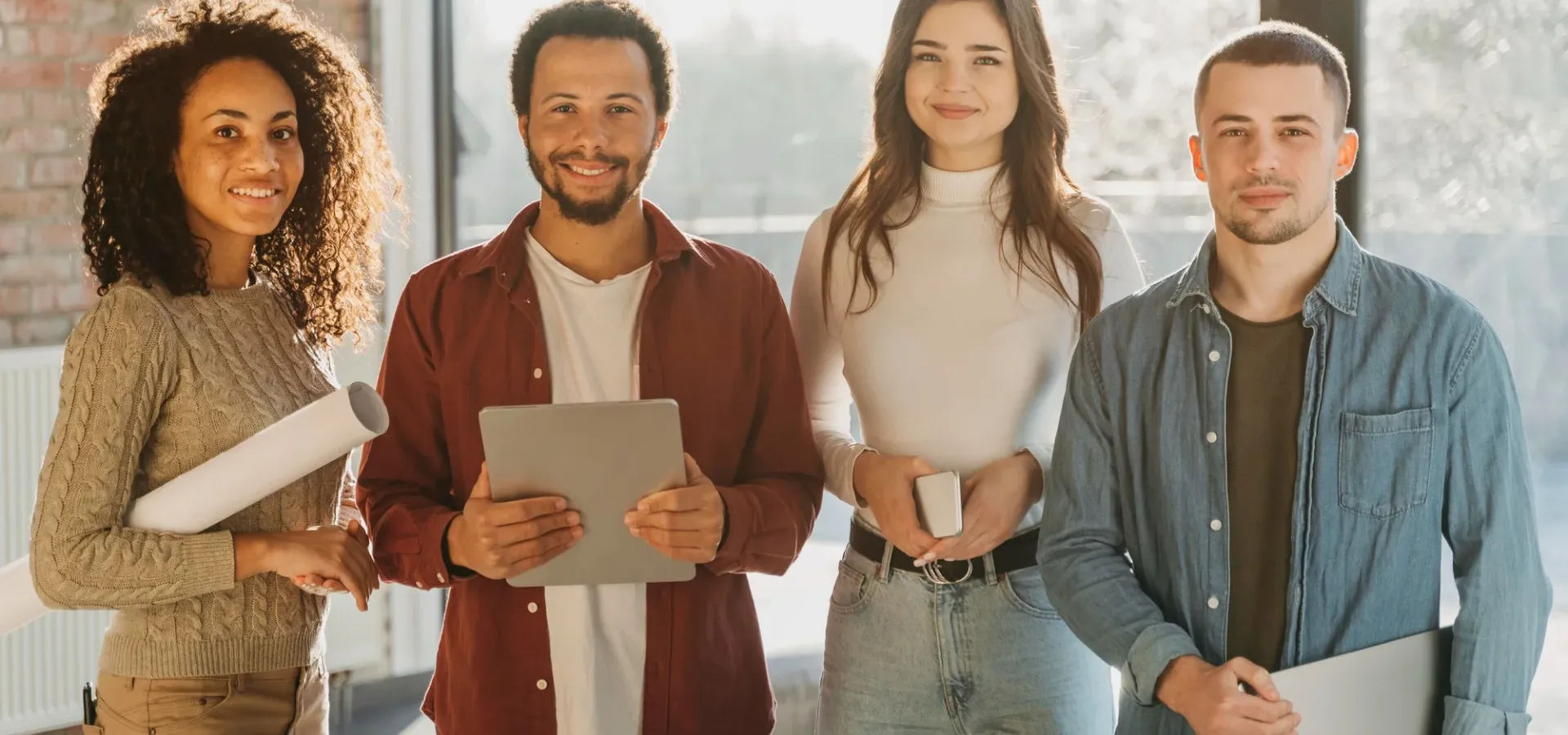 Fotografia de jovens em um escritório